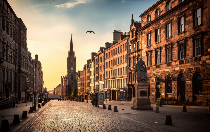 Royal Mile und Adam-Smith-Statue in Edinburgh