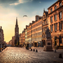 Royal Mile und Adam-Smith-Statue in Edinburgh