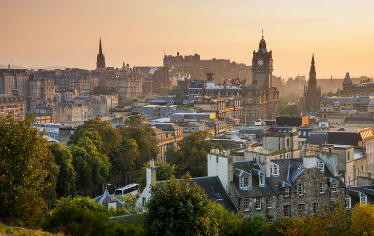 Edinburgh im Herbst vom Calton Hill aus betrachtet