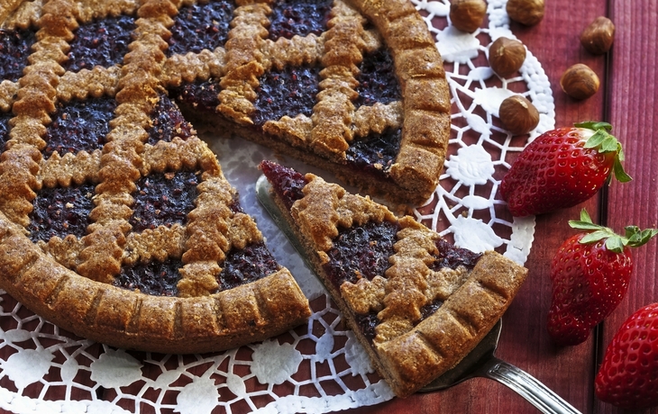 Stück Linzer Torte auf Tortenheber