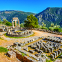 Ruinen des Tempels von Athena Pronaia in Delphi