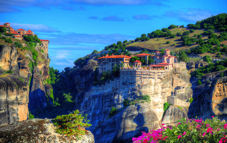 Schöne Landschaft von Meteora mit religiösem Kloster in den Sommerferien,Griechenland - Europa