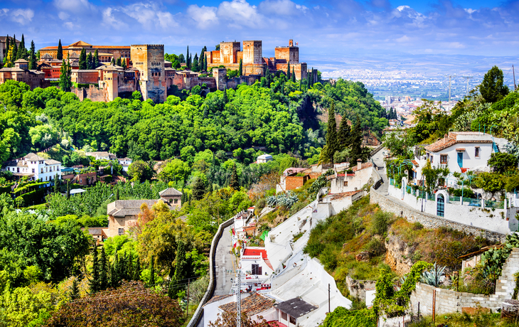 die Alhambra auf dem Sabikah-Hügel von Granada in Spanien