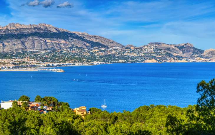 Panoramablick auf Altea und die Costa Blanca vom Naturschutzgebiet Serra Gelada aus, Spanien