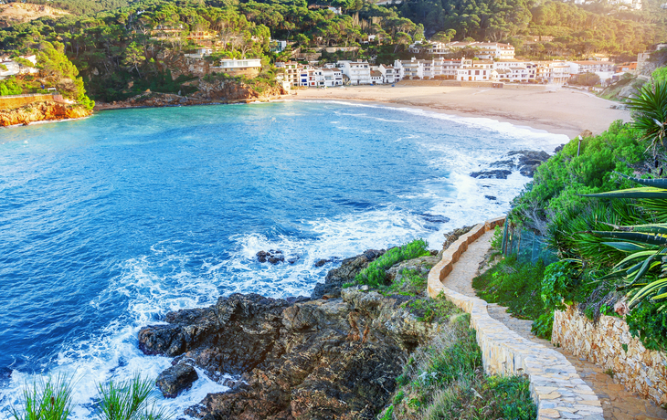 Strand von Sa Riera an der Costa Brava in Katalonien, Spanien