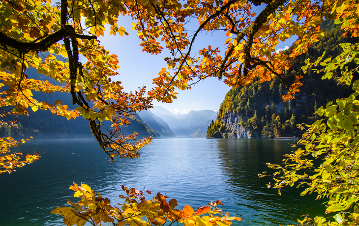 Königssee mit Touristenbooten im Herbst