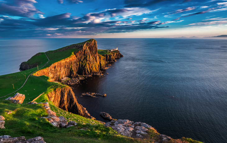 Sonnenuntergang am Leuchtturm von Neist Point in Schottland