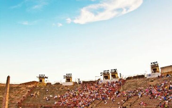 people waiting for the opening  in the arena of verona