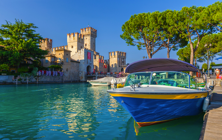 Motorboot im Hafen von Sirmione 