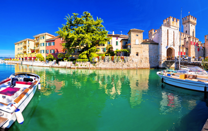 die Burg Rocca Scaligera in Sirmione am Gardasee, Italien