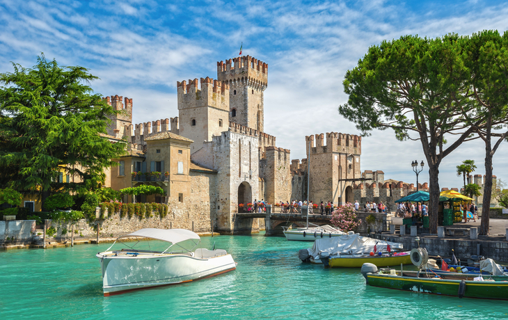 die Burg Rocca Scaligera in Sirmione am Gardasee, Italien