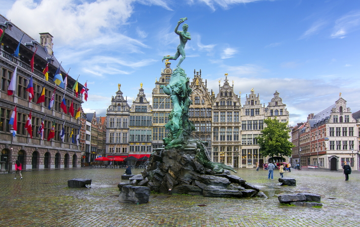 Brabo-Brunnen auf dem Marktplatz im Zentrum von Antwerpen, Belgien