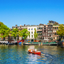 Blick auf den Fluss Amstel in Amsterdam