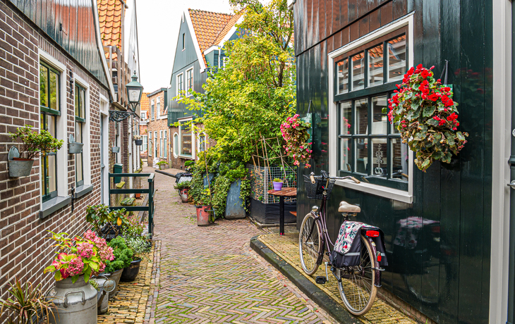 Fahrrad in der kleinen Straße Kerkepad in Volendam