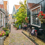 Fahrrad in der kleinen Straße Kerkepad in Volendam