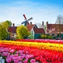 kleine Holzhäuser und Kanal in Zaanse Schans in den Niederlanden