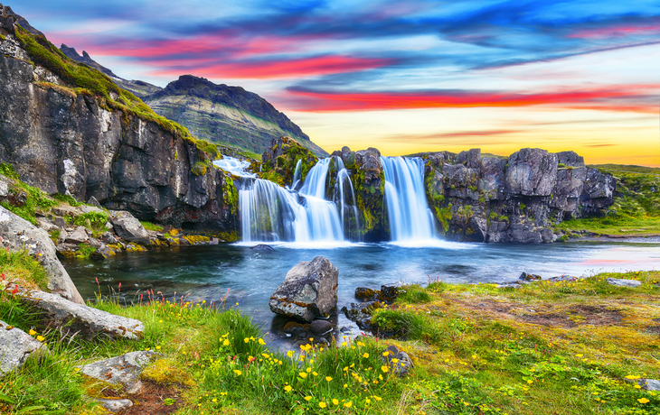 Wasserfall Kirkjufellsfoss und Berg Kirkjufell auf der Halbinsel Snæfellsnes