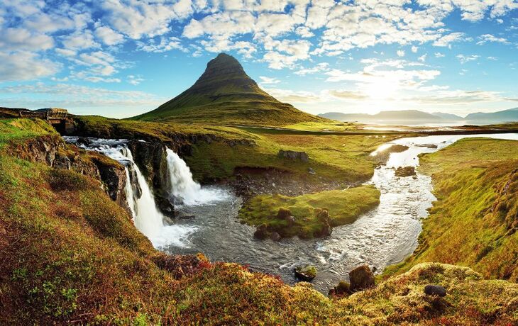 FJord und Berg Kirkjufell nahe Grundarfjördur, Island