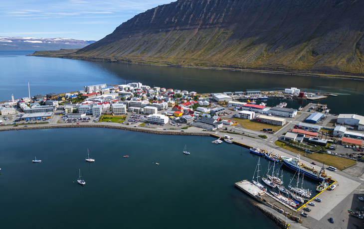 Luftaufnahme der Stadt Isafjordur in den isländischen Westfjorden, Island