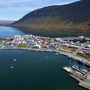 Luftaufnahme der Stadt Isafjordur in den isländischen Westfjorden, Island