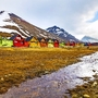 Bunte Holzhäuser in Longyearbyen auf Spitzbergen, Norwegen