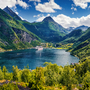 Luftaufnahme des Sunnylvsfjorden-Fjords vom Hafen in Geiranger, Norwegen