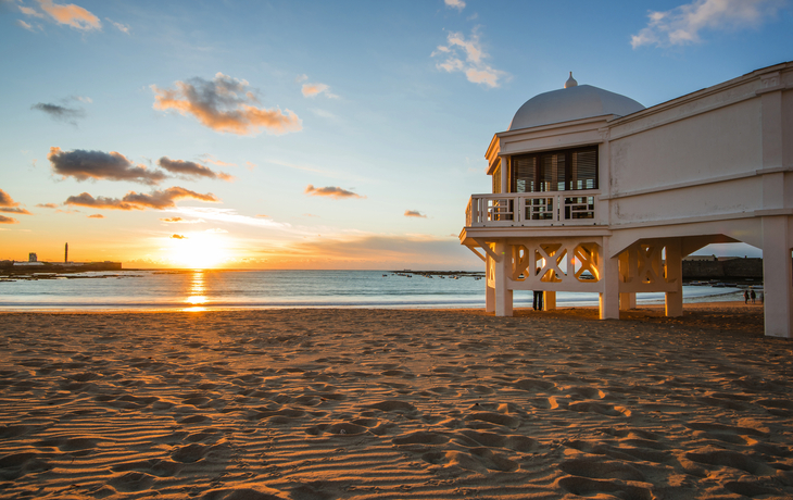 Strand von Cadiz mit berühmtem Pier in Andalusien, Spanien