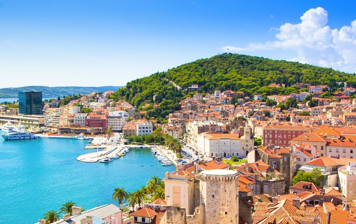 Blick auf die Stadt Split und den Hügel Marjan, Kroatien