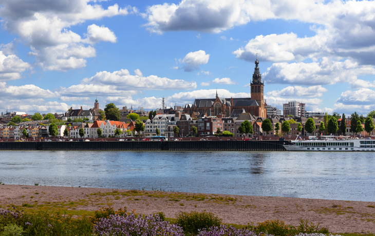 Skyline Nimwegen, die Niederlande vom Spiegelwaal aus gesehen