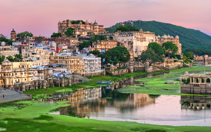 Blick auf Udaipur bei Sonnenuntergang