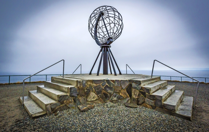 Weltkugel als Wahrzeichen des Nordkap auf Magerøya, Norwegen