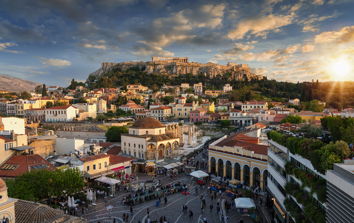 Blick auf den Parthenon Tempel der Akropolis und die Altstadt Plaka von Athen bei Sonnenuntergang