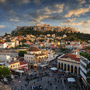 Blick auf den Parthenon Tempel der Akropolis und die Altstadt Plaka von Athen bei Sonnenuntergang