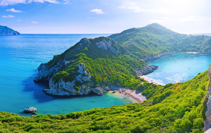 Strand von Porto Timoni in der Bucht Agios Georgios Pagi 