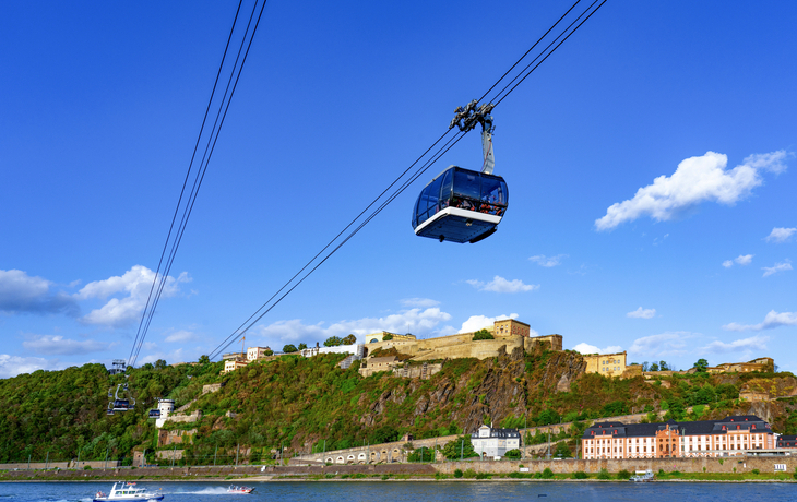 Koblenz mit Seilbahn und Festung Ehrenbreitstein am Rhein