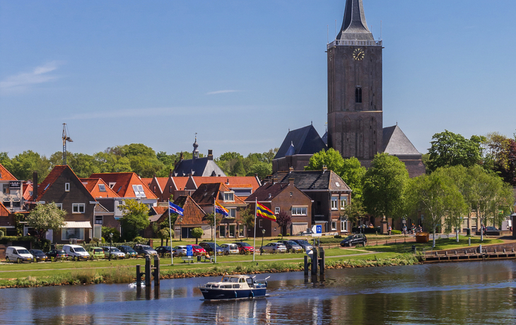 Fluss und Turm der Stephanuskirche in Hasselt