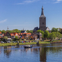 Fluss und Turm der Stephanuskirche in Hasselt