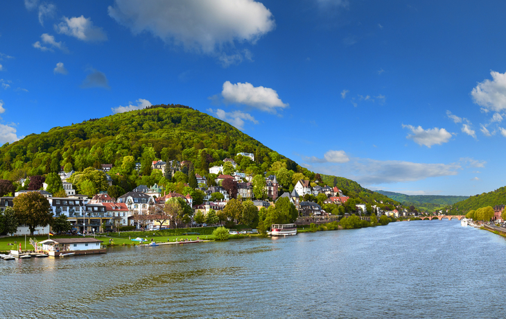 Panoramablick auf Heidelberg und den Neckar von der Karl-Theodor-Brücke